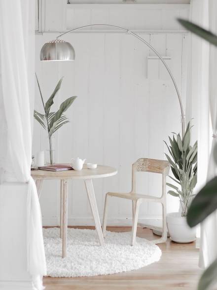 Photo by Hutomo Abrianto white steel chair in front round table on white rug